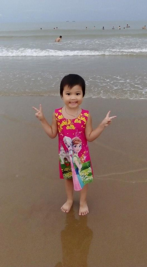 be gai xinh xan mat tich bi an bo dam nuoc mat ngong tin con 6.jpg