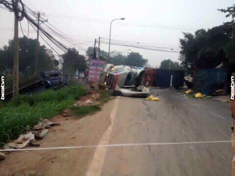 ha-noithung-xe-container-vang-xuong-duong-2-nguoi-tu-nan-1.jpg