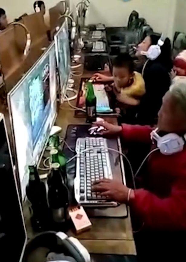 ba cu toc bac vua uong bia vua choi game trong quan net a1.jpg