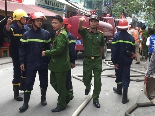 chay-nha-4-tang-o-tran-khat-chan-khoi-den-cuon-kin-troi-4.jpg