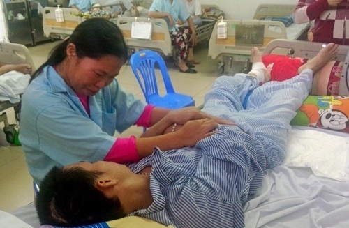 xot-thuong-hoan-canh-nguoi-phu-nu-cham-chong-va-3-con-nho-bi-benh-1.jpg