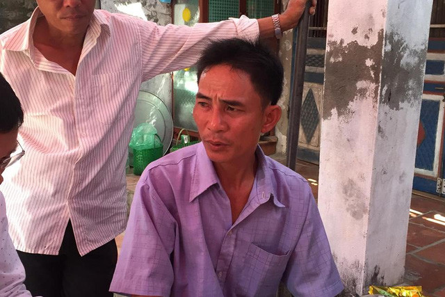 gia dinh 2 be gai mat tich len tieng ve 2 bo xuong chon trong vuon mot doi tuong 6.jpg