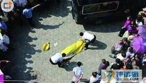 nguoi dan ong roi tu tang 29 trung em be 10 thang tuoi ca 2 cung tu vong a2.jpg