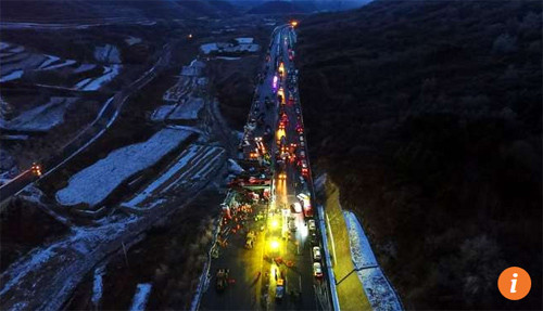 56-o-to-dam-nhau-lien-hoan-tren-cao-toc-tq-17-nguoi-thiet-mang-3.jpg