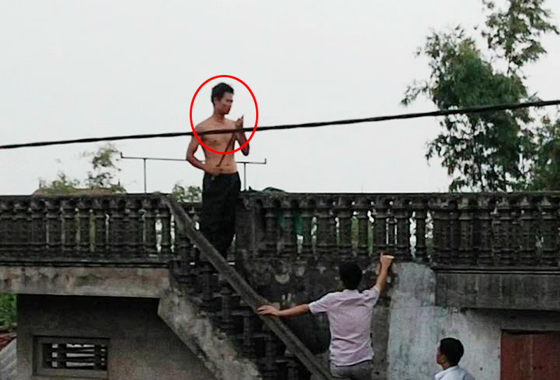 vu chon xac 2 be gai gap nguoi giai cuu co gai bi nghi pham hiep dam 7.jpg