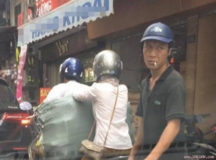 dung dung nhin ga dan ong moc vi giua pho ha noi 3.jpg