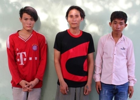 3-thanh-nien-khong-che-chong-hiep-dam-vo-cuop-6000-dong-canh.jpg