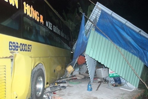 xe khach giuong nam tong lien hoan khien nhieu nguoi nguy kich 6.jpg
