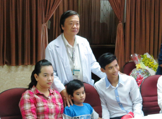 be-trai-bi-coc-sat-dam-thung-tim-phoi-hoi-phuc-ky-dieu-6.jpg