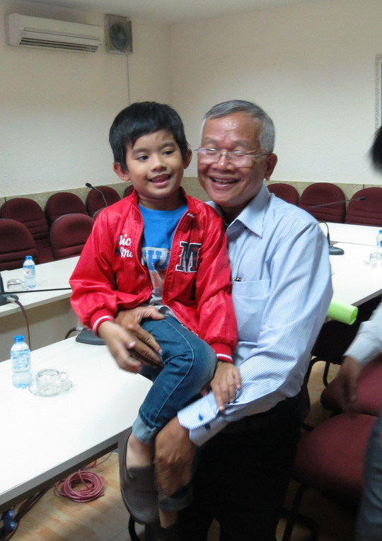 be-trai-bi-coc-sat-dam-thung-tim-phoi-hoi-phuc-ky-dieu-8.jpg