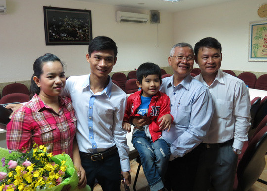 be-trai-bi-coc-sat-dam-thung-tim-phoi-hoi-phuc-ky-dieu-11.jpg
