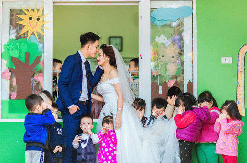 giao vien mam non chup anh cuoi voi ca dan hoc sinh dang yeu ngay trong truong 1.jpg