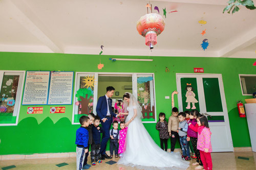 giao-vien-mam-non-chup-anh-cuoi-voi-ca-dan-hoc-sinh-dang-yeu-ngay-trong-truong-4.jpg