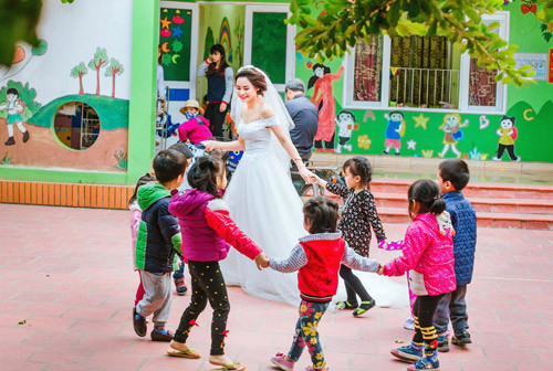 giao-vien-mam-non-chup-anh-cuoi-voi-ca-dan-hoc-sinh-dang-yeu-ngay-trong-truong-6.jpg