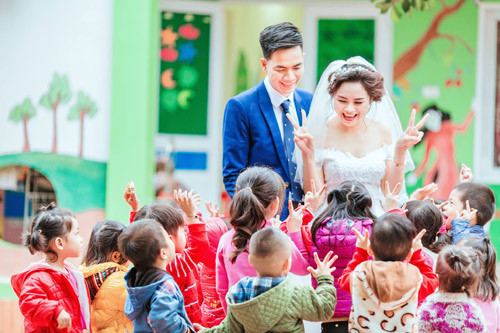 giao-vien-mam-non-chup-anh-cuoi-voi-ca-dan-hoc-sinh-dang-yeu-ngay-trong-truong-8.jpg