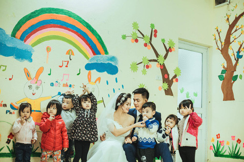 giao-vien-mam-non-chup-anh-cuoi-voi-ca-dan-hoc-sinh-dang-yeu-ngay-trong-truong-9.jpg