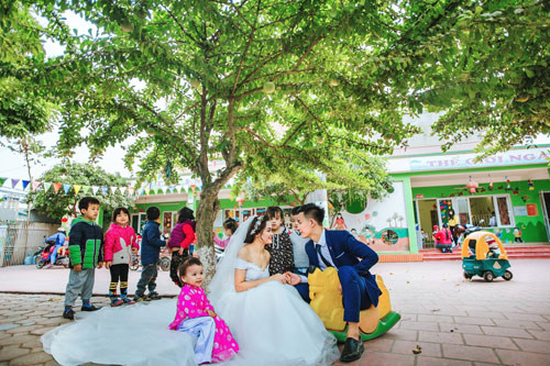 giao-vien-mam-non-chup-anh-cuoi-voi-ca-dan-hoc-sinh-dang-yeu-ngay-trong-truong-10.jpg