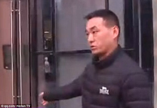 chong nang nac doi ly di vi khong chiu noi mui hoi chan cua vo 1.jpg