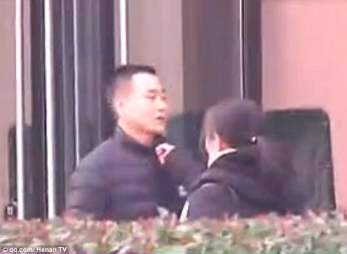 chong nang nac doi ly di vi khong chiu noi mui hoi chan cua vo 2.jpg