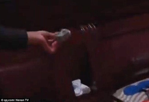 chong nang nac doi ly di vi khong chiu noi mui hoi chan cua vo 3.jpg
