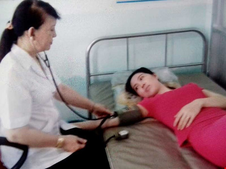thay thuoc ngu quen lam san phu de rot 2.jpg