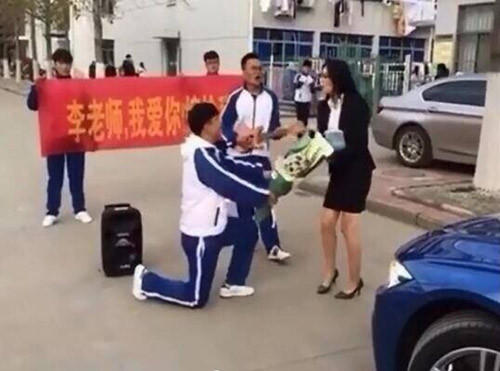 man hanh xu rat phu cua co giao xinh dep khi nam sinh quy goi cau hon 1.jpg