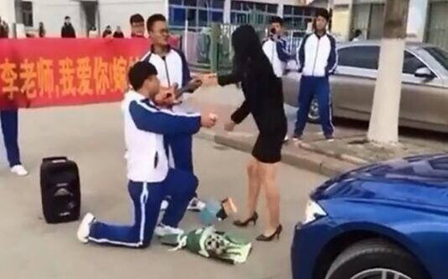 man hanh xu rat phu cua co giao xinh dep khi nam sinh quy goi cau hon 2.jpg