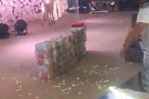 nha trai mang han 20 ty tien mat len le duong tang co dau trong le cuoi 2.jpg