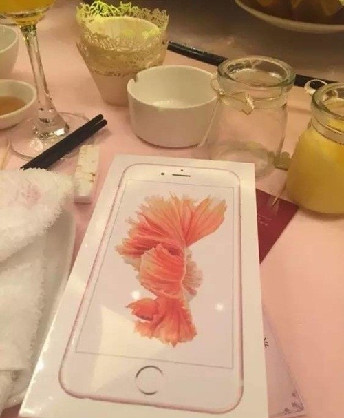 dam cuoi sieu khung khach tham du duoc tang phong bi tien iphone dat vang 8.jpg