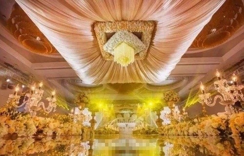 dam cuoi sieu khung khach tham du duoc tang phong bi tien iphone dat vang 9.jpg