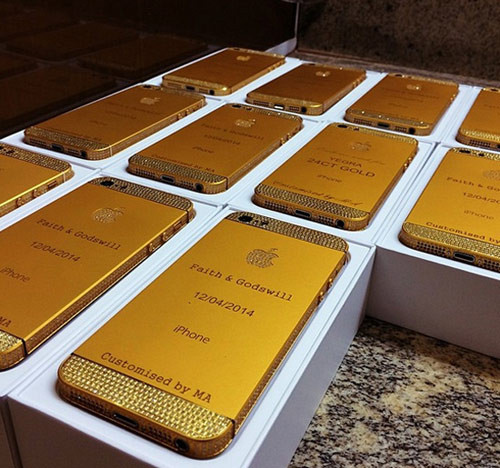 dam cuoi sieu khung khach tham du duoc tang phong bi tien iphone dat vang a1.jpg