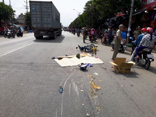 ngat xiu khi thay me chet chong bi container can nat chan 1.jpg