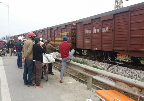 vo khoc ngat ben thi the cua chong sau khi bi tau hoa keo le s1.jpg