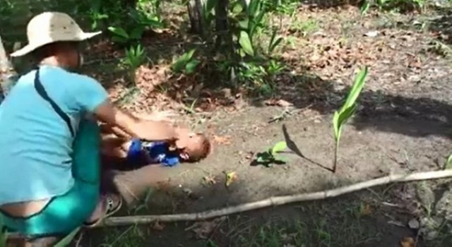 cong an vao cuoc vu nam thanh nien dung kim chich dien len nguoi be trai 1.jpg