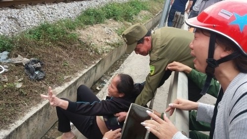 vo khoc ngat ben thi the cua chong sau khi bi tau hoa keo le s.jpg