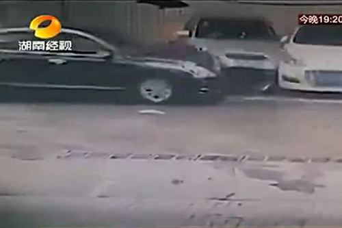 ba me au xuong xe khong keo phanh tay con ngoi trong xe tut doc suyt chet 2.jpg