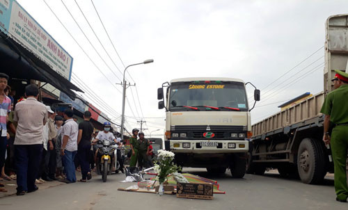 nu sinh tu vong sau tai nan bo me nga quy ben thi the con 1.jpg
