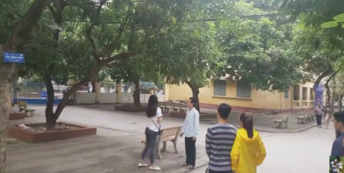 nam-sinh-quy-goi-cau-hon-bang-vong-hoa-bi-co-gai-dap-vao-mat-2.jpg