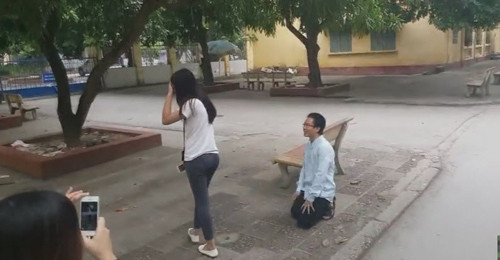 nam-sinh-quy-goi-cau-hon-bang-vong-hoa-bi-co-gai-dap-vao-mat-3.jpg
