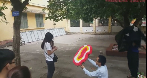 nam-sinh-quy-goi-cau-hon-bang-vong-hoa-bi-co-gai-dap-vao-mat-5.jpg