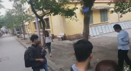 nam-sinh-quy-goi-cau-hon-bang-vong-hoa-bi-co-gai-dap-vao-mat-7.jpg