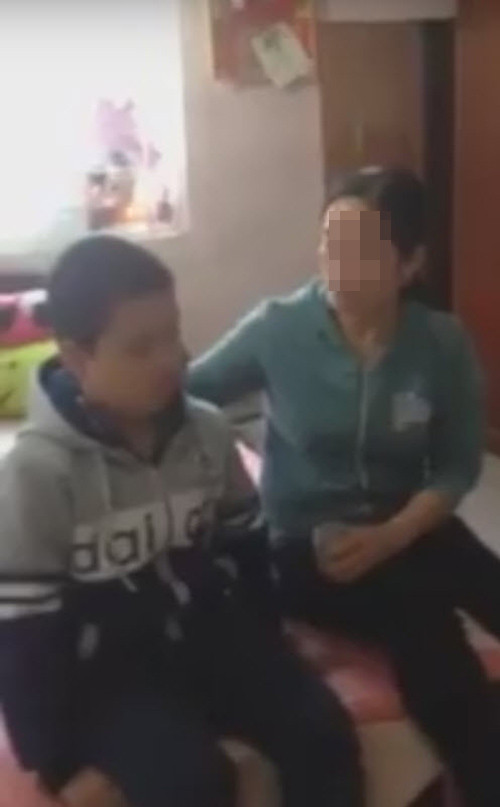 co giao cho 43 ban trong lop tat lien tiep vao mat mot hoc sinh 12 30 2016 9 41 01 am.jpg