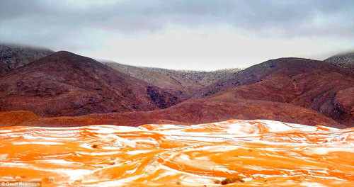 tuyet roi lan dau tien sau 37 nam tren sa mac sahara 6.jpg