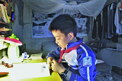 gap lai cau be thoat chet nho lot duong ray tau hoa 1.jpg