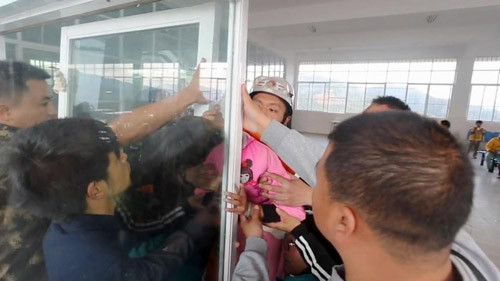 mai choi dua be 13 tuoi ket cung dau trong khe hep giua 2 cua kinh 6.jpg