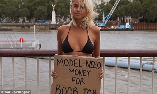 nguoi mau mac bikini cam bang xin tien nguoi qua duong de nang nguc 7.jpg