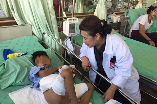 be trai 5 tuoi bi cha me danh dap do nuoc soi vao hang 1.jpg