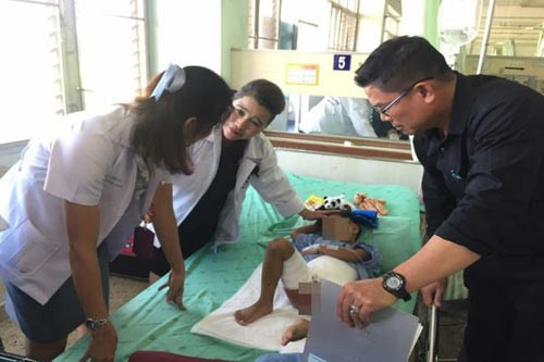 be trai 5 tuoi bi cha me danh dap do nuoc soi vao hang pay child battered water poured on genitals.jpg