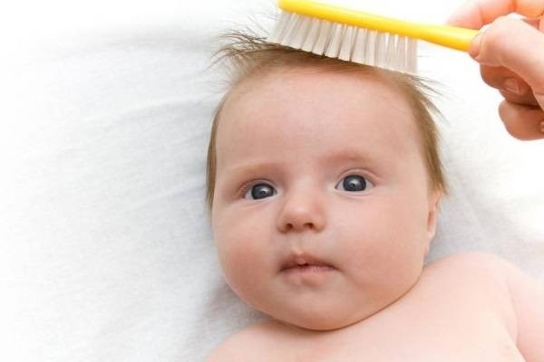 Vì sao trẻ sơ sinh rụng tóc - Những điều mẹ cần biết