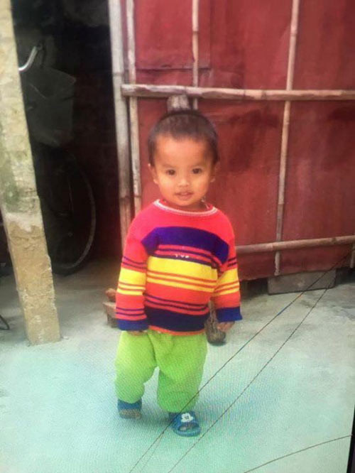 be trai 2 tuoi mat tich vao ngay tet bo me khoc rong tim con 4.jpg